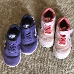 Two pair Nike tennis shoes